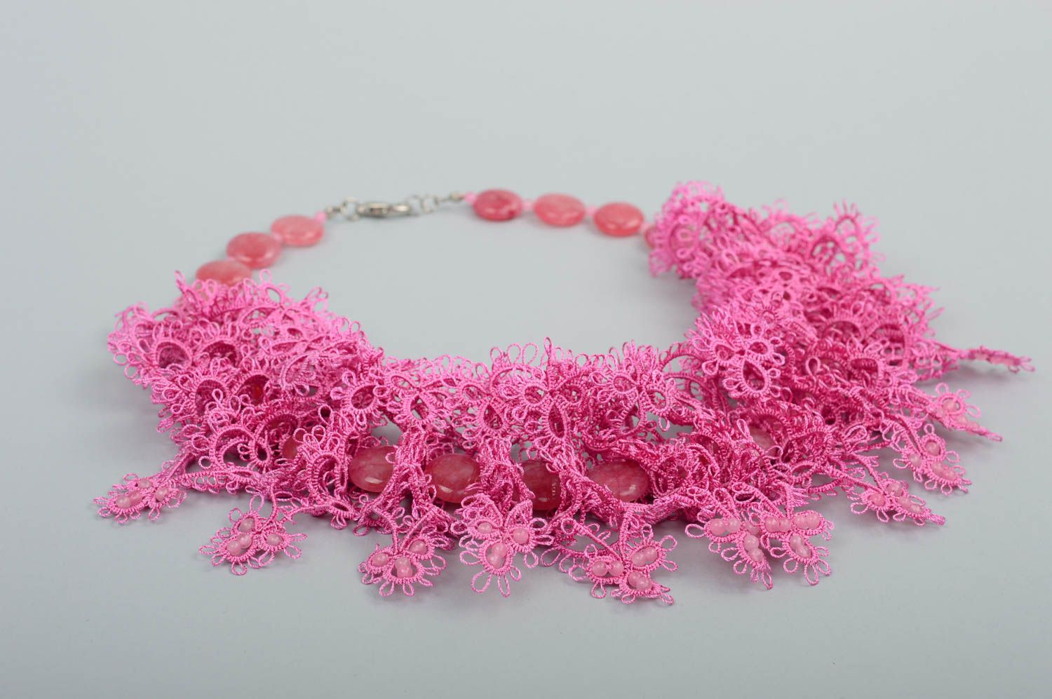 Украшение ручной работы стильное колье кружевное ожерелье розовое красивое фото 2