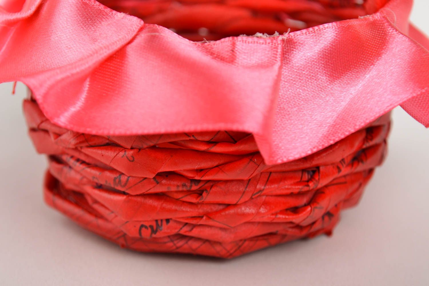 Handmade Korb aus Papier wohn Accessoire Korb geflochten rot mit rosa Schleife foto 4