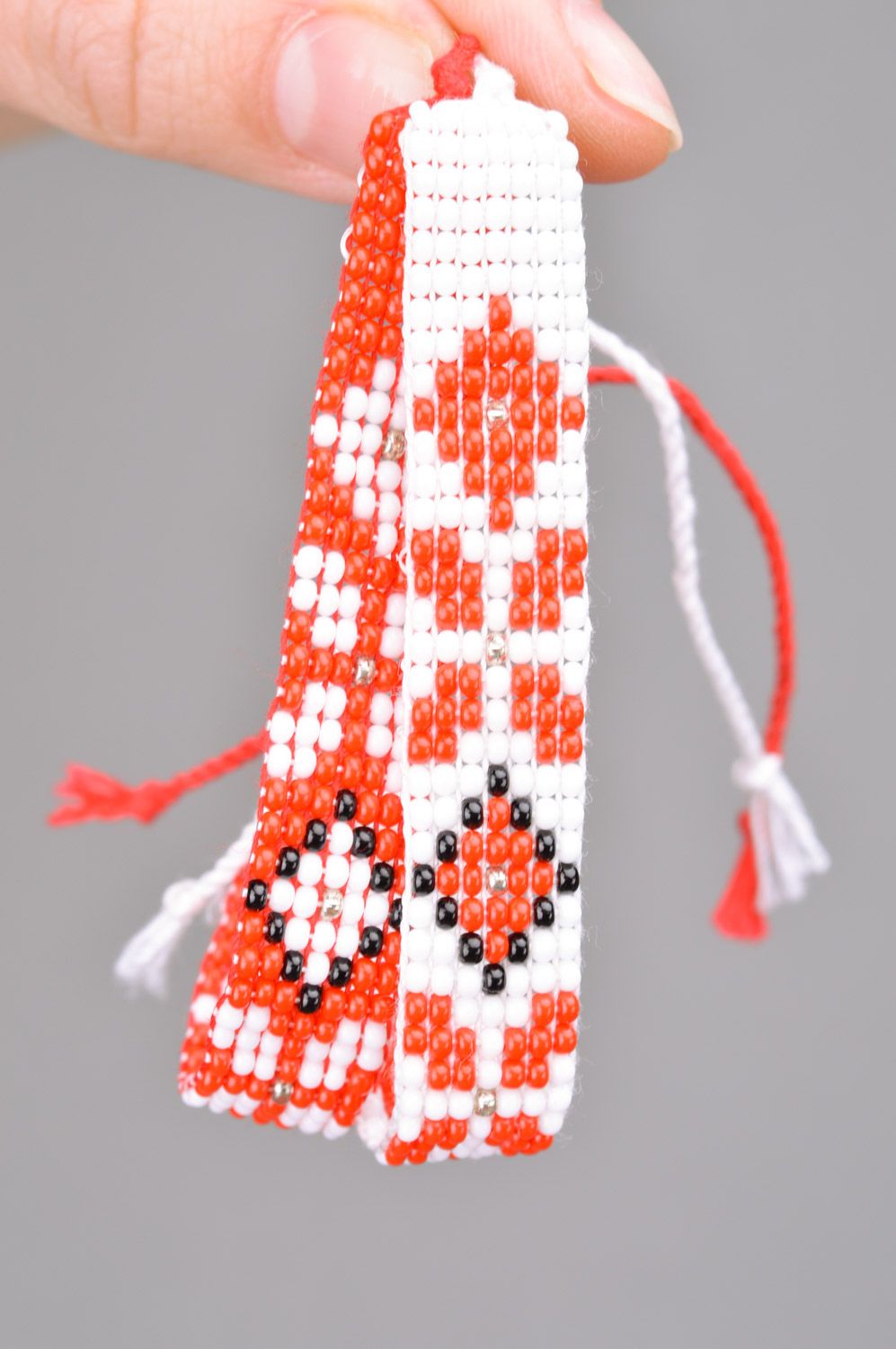 Conjunto de pulseras de abalorios estrechos artesanales con cordones 2 piezas roja y blanca foto 3
