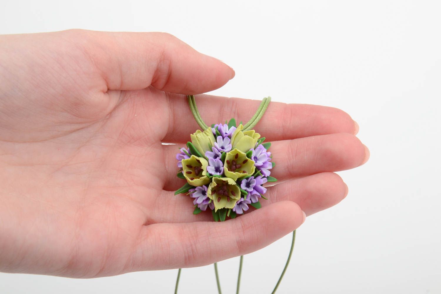 Violetter zarter Blumen Anhänger aus Polymer Ton handmade Schmuck für Frauen  foto 5