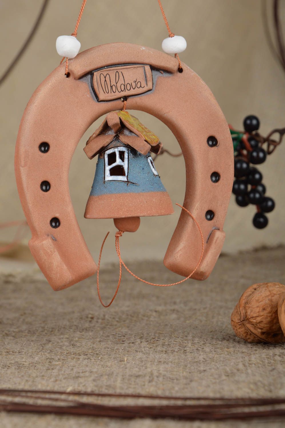 Подкова из глины ручной работы с колокольчиком для декора дома красивая фото 1