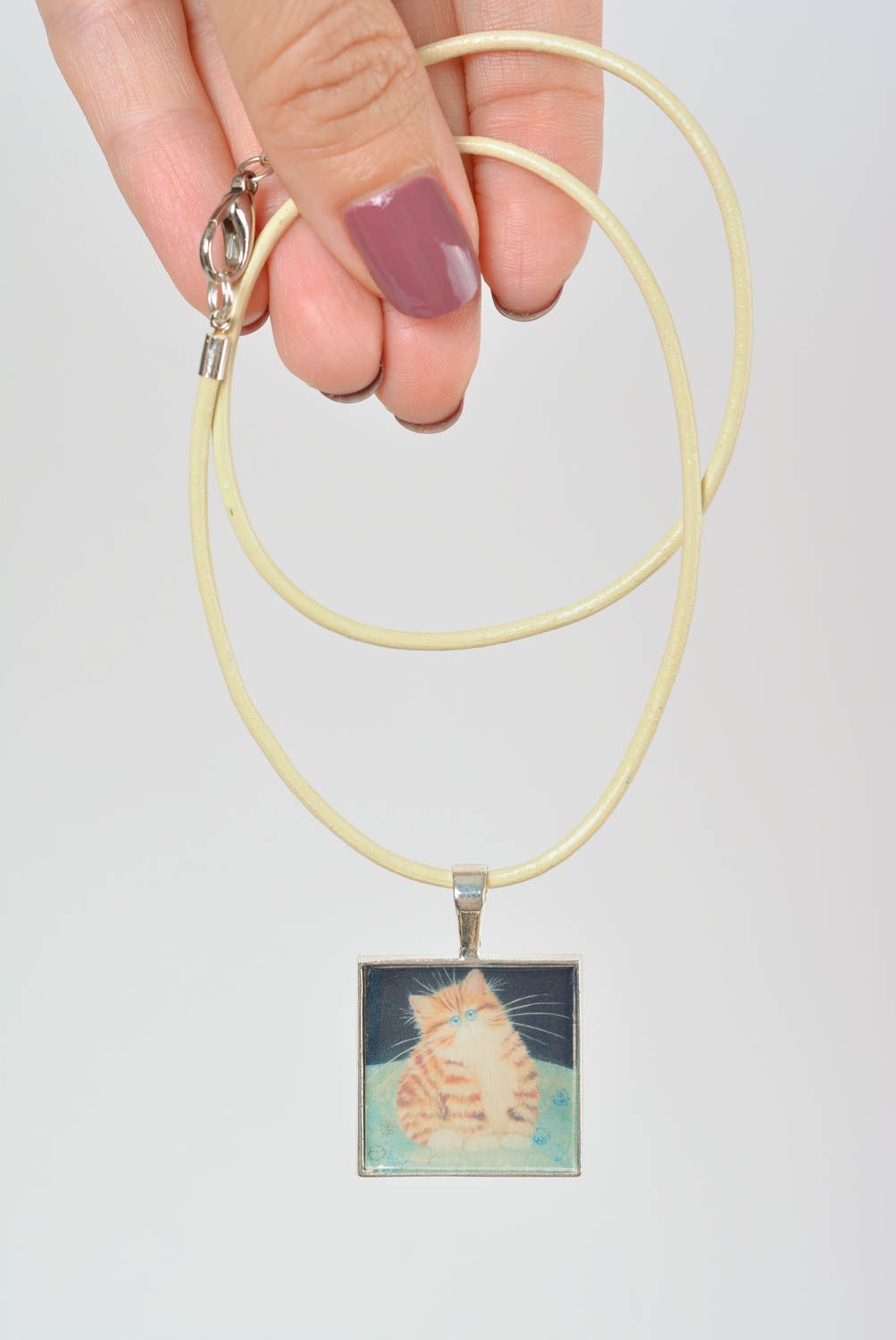 Pendentif en métal Bijoux fait main carré avec chat roux Accessoire femme design photo 4