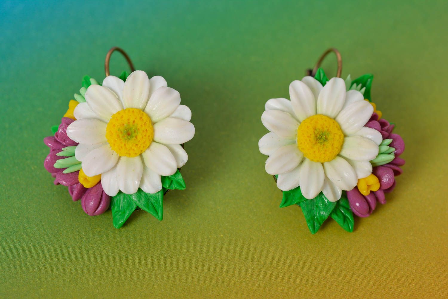 Schöne feine handgemachte Ohrringe aus Polymerton mit Blumenanhängern foto 4