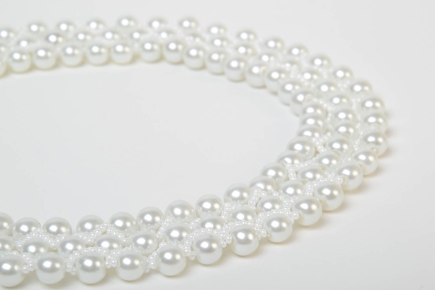 Handmade massives Collier aus Perlen und Glasperlen weiß festlich für Damen foto 4