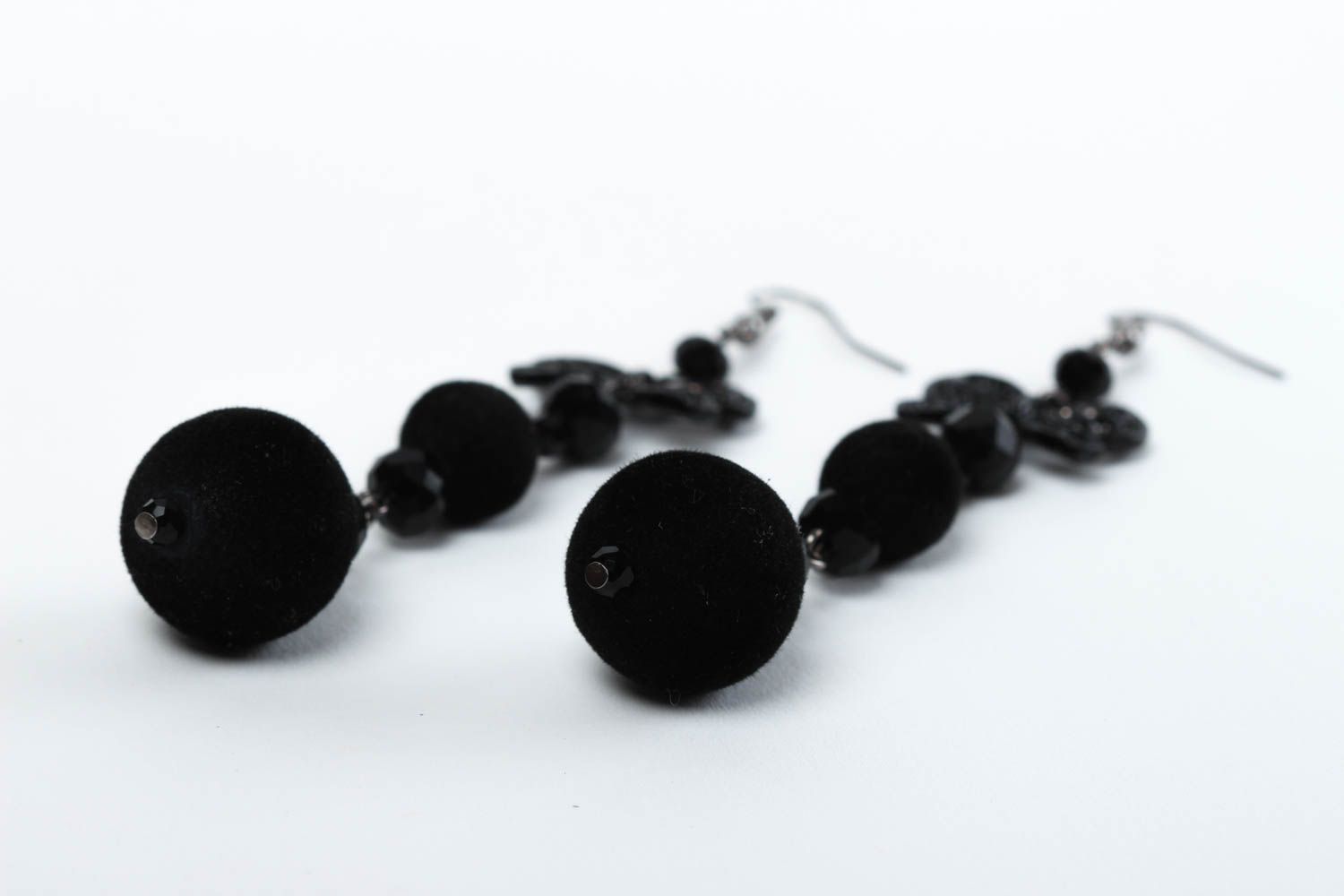 Серьги ручной работы черные украшение из бусин бархатных красивые серьги фото 3