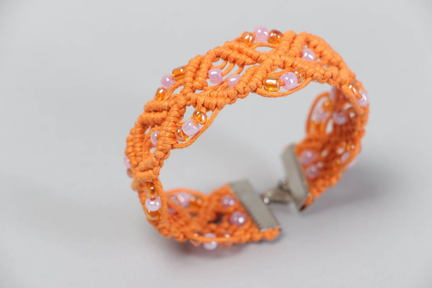 Текстильный браслет ажурный из ниток и бисера оранжевый красивый ручная работа фото 4