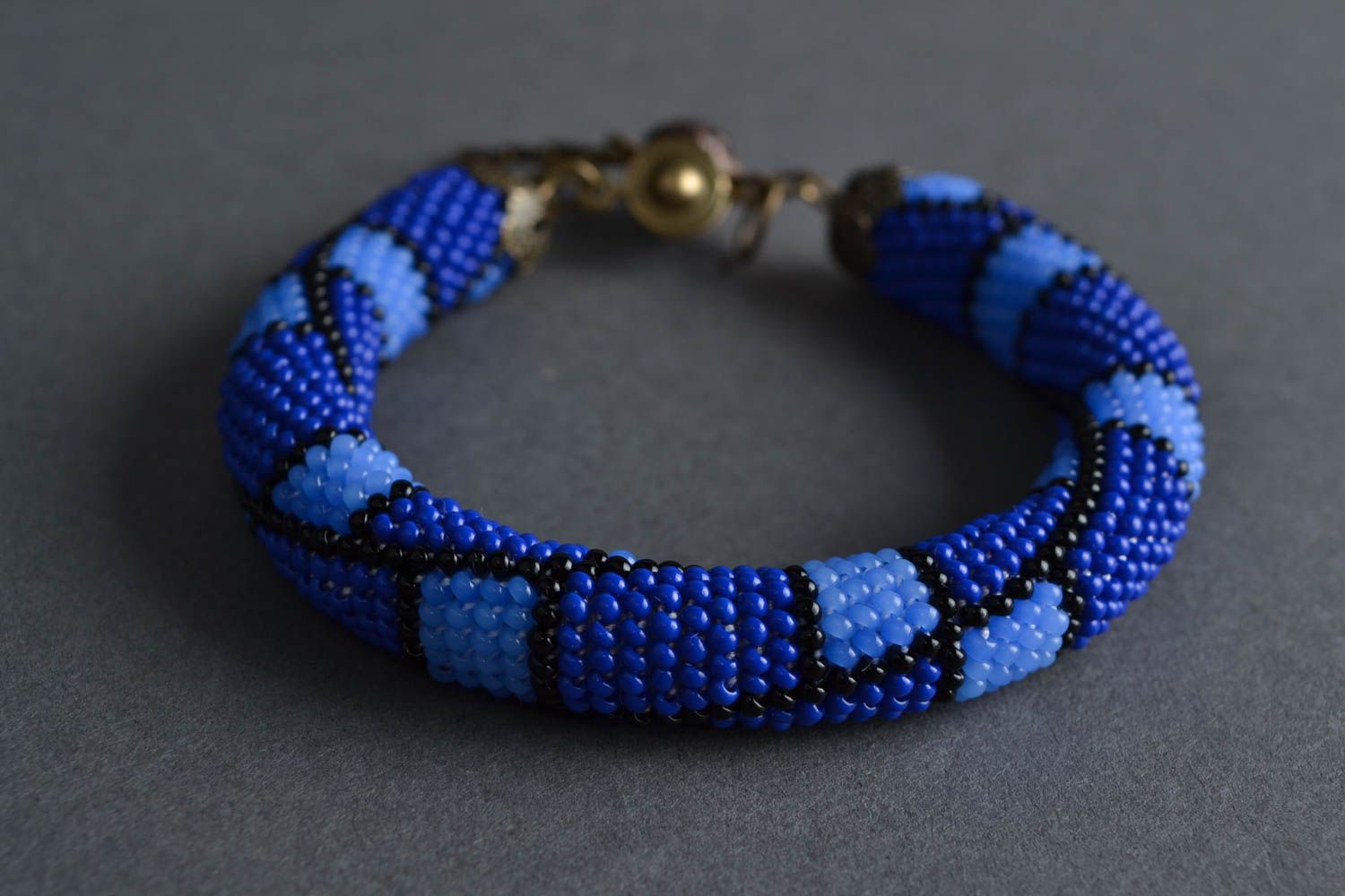 Bracelet motif géométrique bleu en perles de rocaille au crochet fait main photo 1
