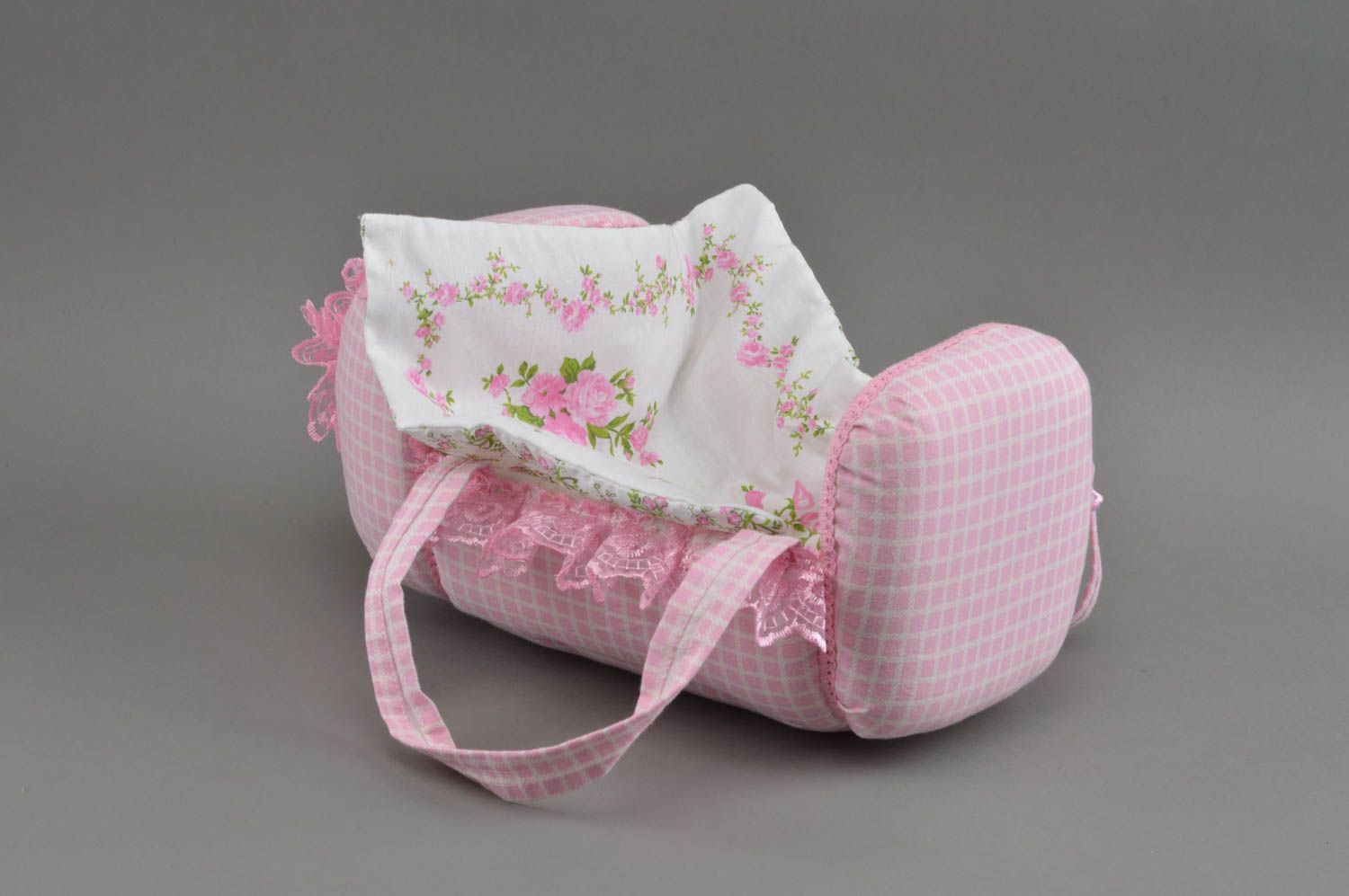 Люлька для куклы из ткани мягкая ручной работы красивая розовая с постелью фото 2
