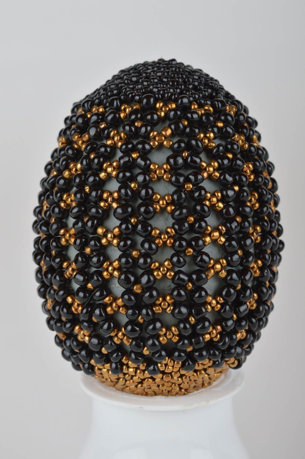 Яйцо из папье-маше оплетенное бисером ручной работы пасхальный декор для дома фото 2