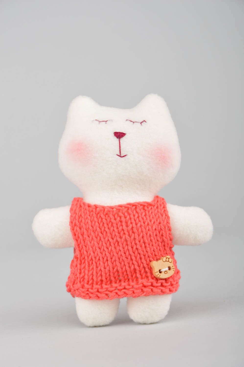 Мягкая игрушка котик ручной работы из ткани красивый в вязанной кофте детский фото 2