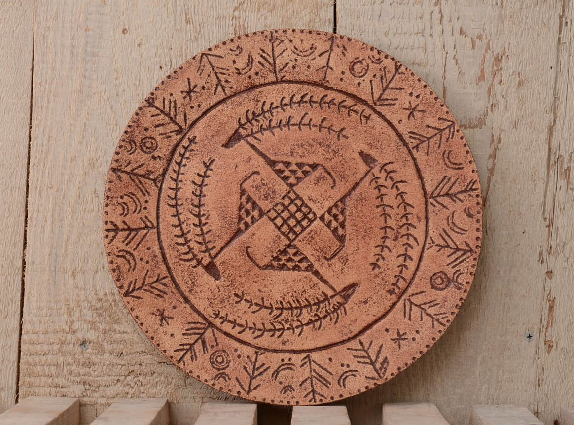 Prato talismã de cerâmica Cervos celestiais feito de argila e pintado com engobes foto 1