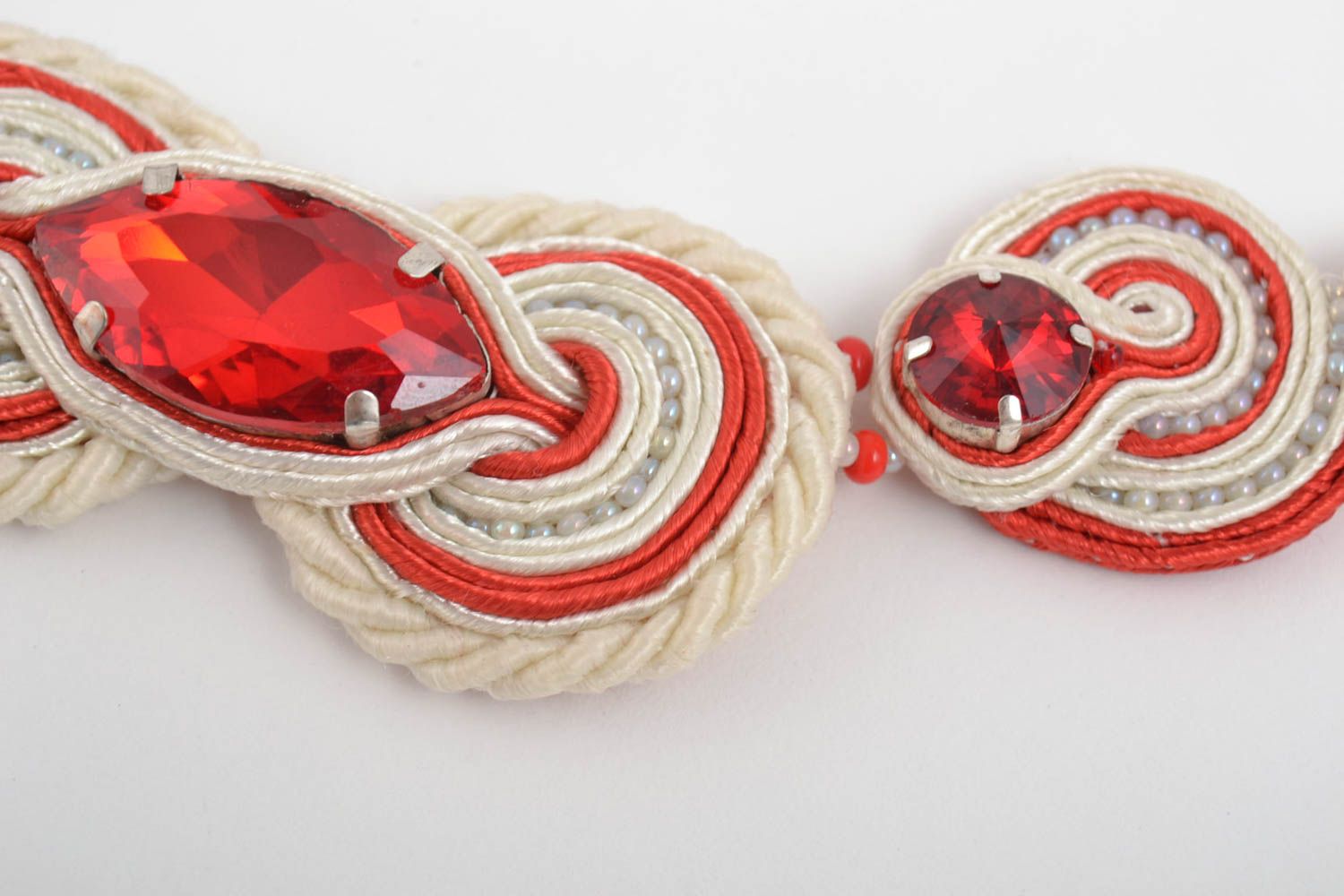 Колье сутажная вышивка вышитое ожерелье сутажное колье с чешским стеклом красное фото 3