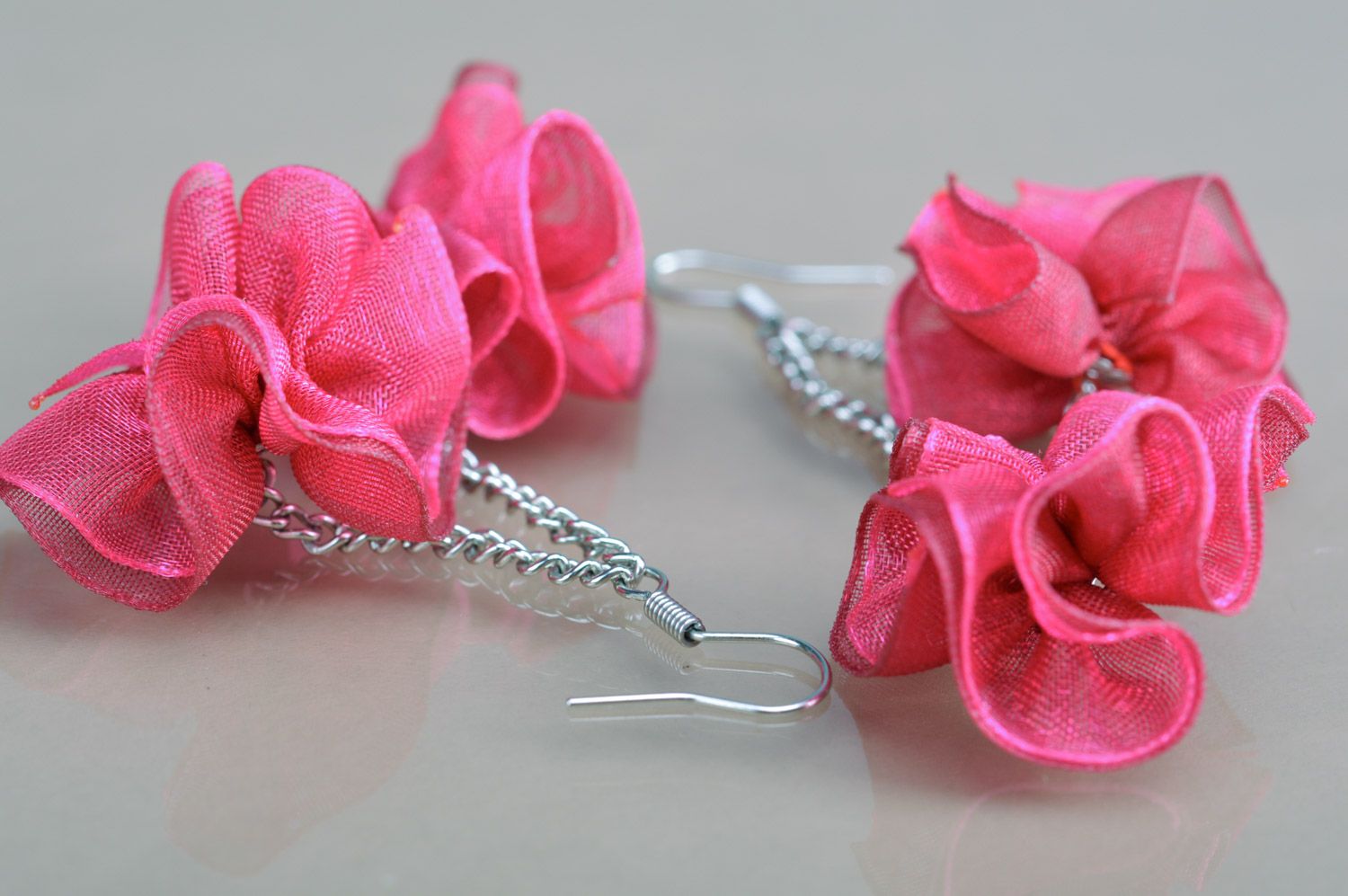 Zarte handgemachte rosa Ohrringe aus Stoff mittelgroß für junge Modemaden foto 5