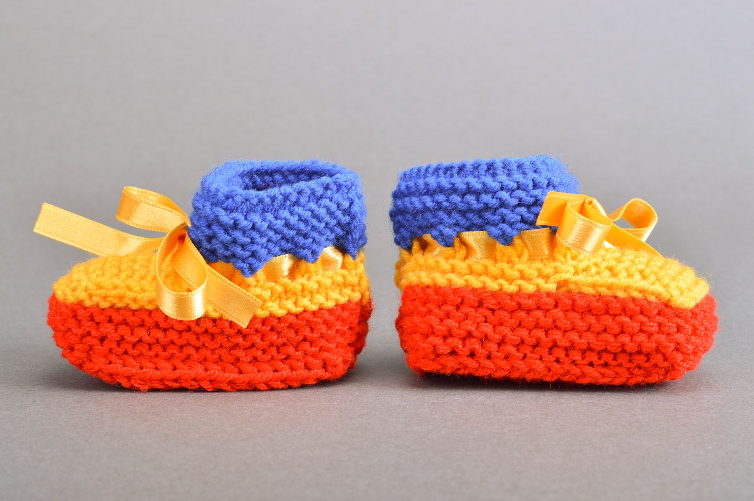 Handmade baby booties crocheted of three-colored threads with satin bow photo 2