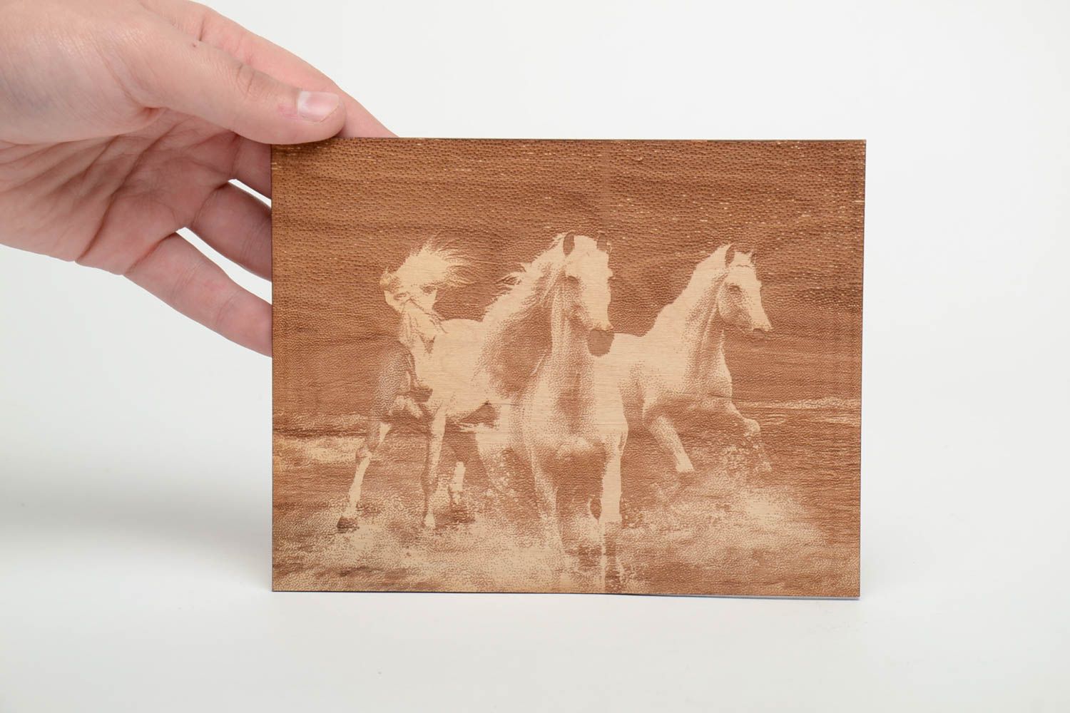 Tableau en bois de hêtre fait main original avec gravure Trois chevaux photo 5