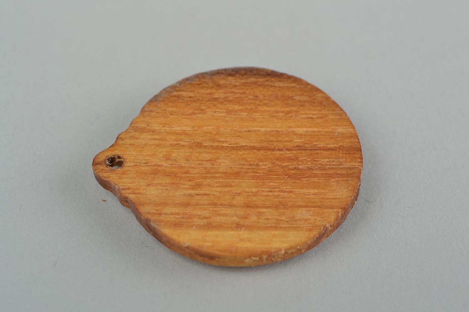 Pendentif fait main en bois sculpté rond amulette slave accessoire Alatyr photo 5