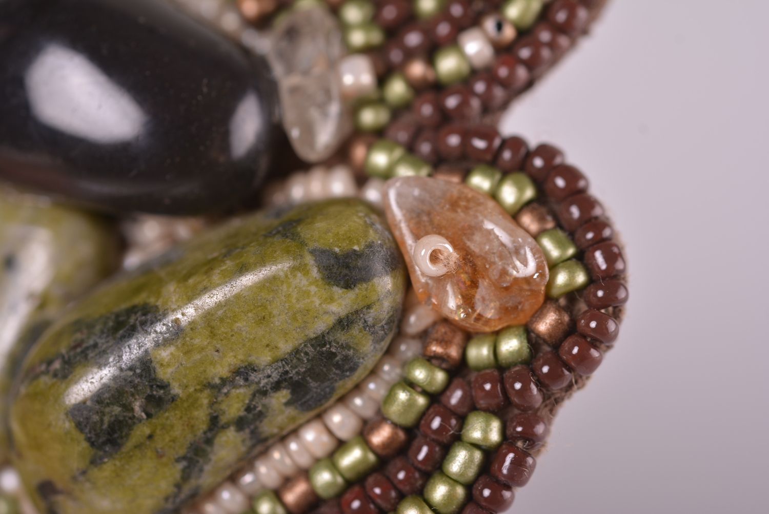 Broche en cuir Bijou fait main perles de rocaille Accessoire femme design photo 4