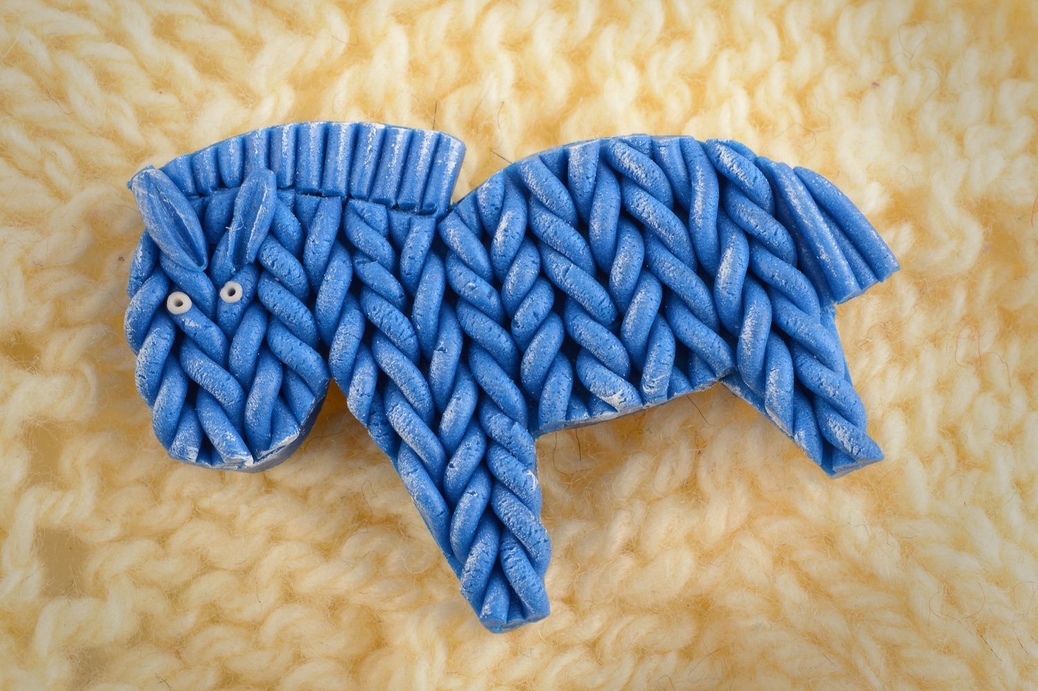 Broche en argile polymère poney bleu faite main originale imitation tricotage  photo 1