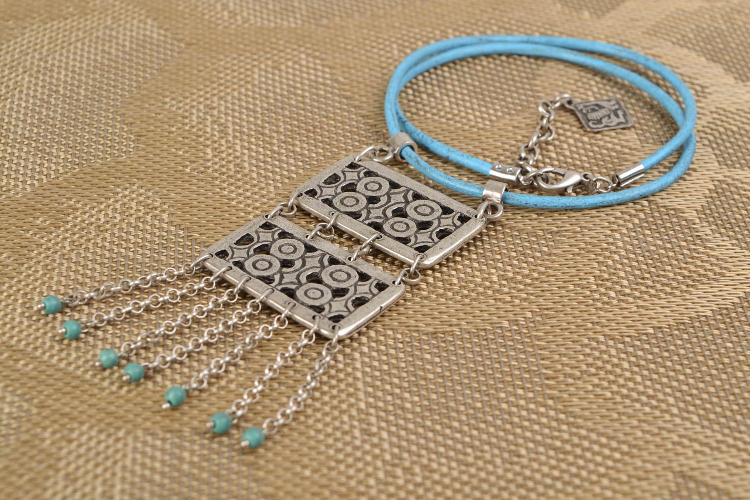 Joli collier de métal fait main avec turquoise et pendentifs avec design insolite photo 1