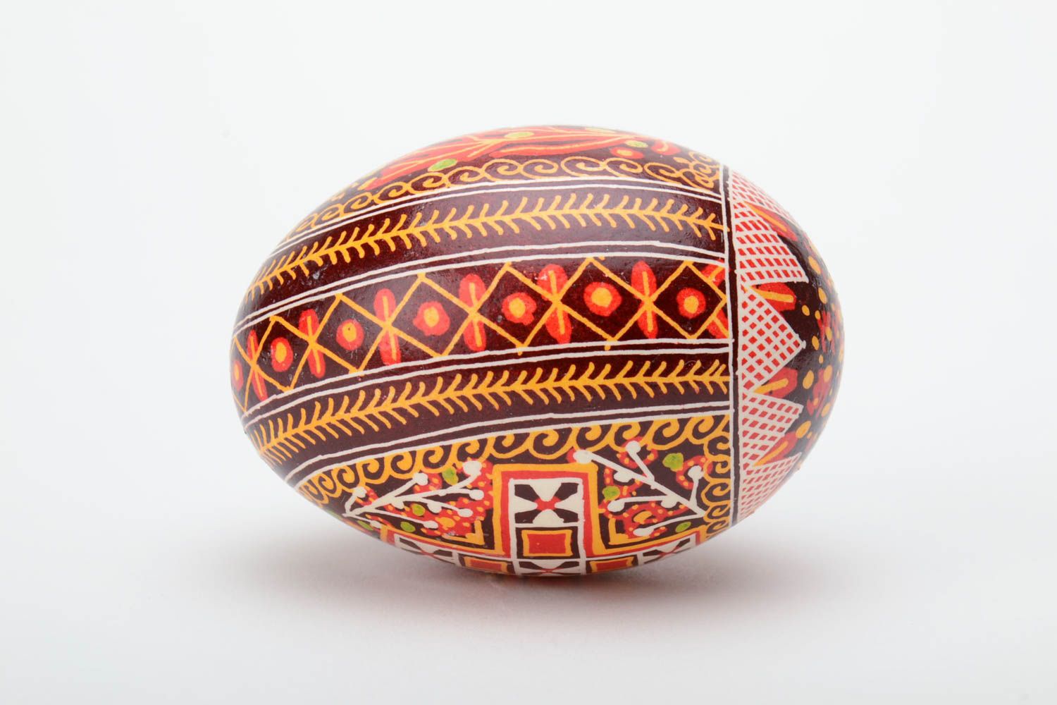 Huevo de gallina de Pascua pintado en la técnica de encerado festivo artesanal  foto 3