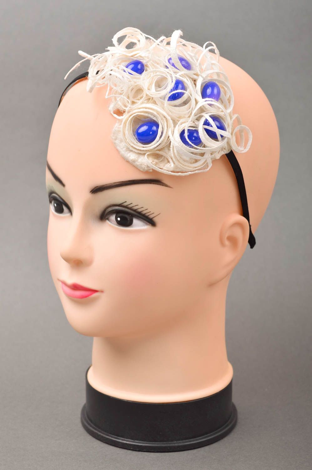 Serre-tête à fleurs fait main Accessoire coiffure blanc-bleu Cadeau femme photo 1