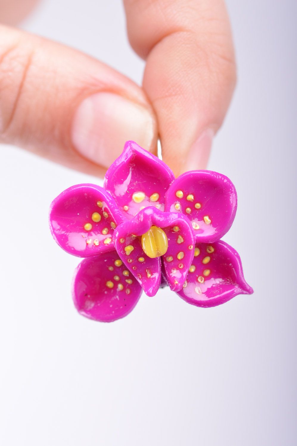 Schöne saftige handgemachte Ohrringe aus Polymerton in Form von Orchideen für Frauen foto 1
