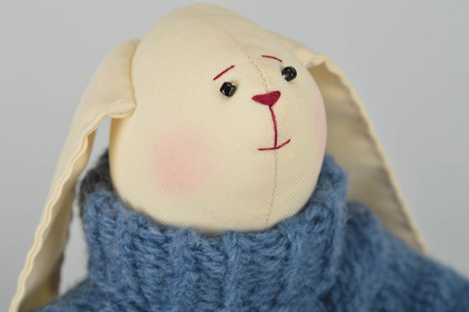 Jouet lapin fait main Peluche en tissu avec vêtements tricotés Cadeau enfant photo 4