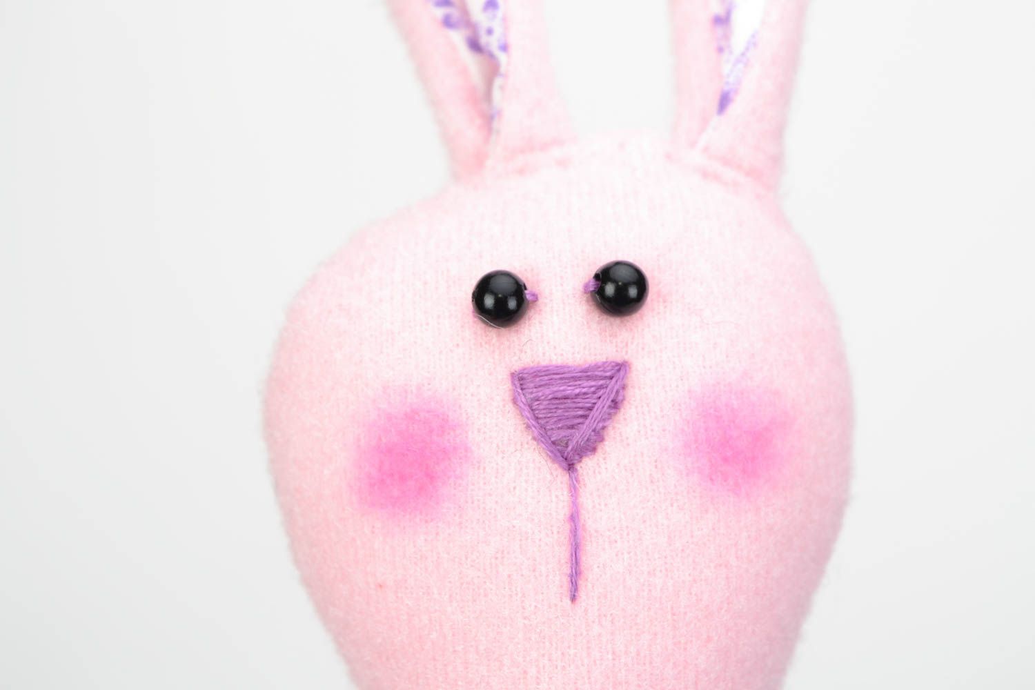 Petit lapin de Pâques en tissu rose avec gâteau fait main décor original photo 4