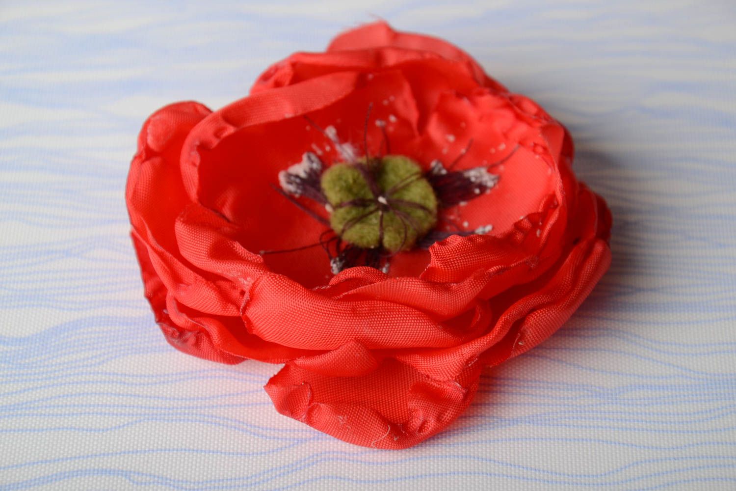 Красная брошь из лент хенд мейд в виде цветка стильный женский аксессуар  фото 1