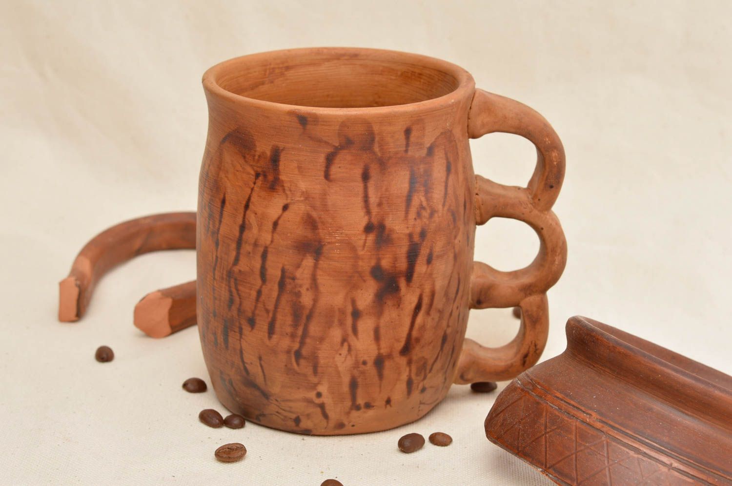 Grande tasse en céramique brune originale faite main avec anse poing américain photo 1