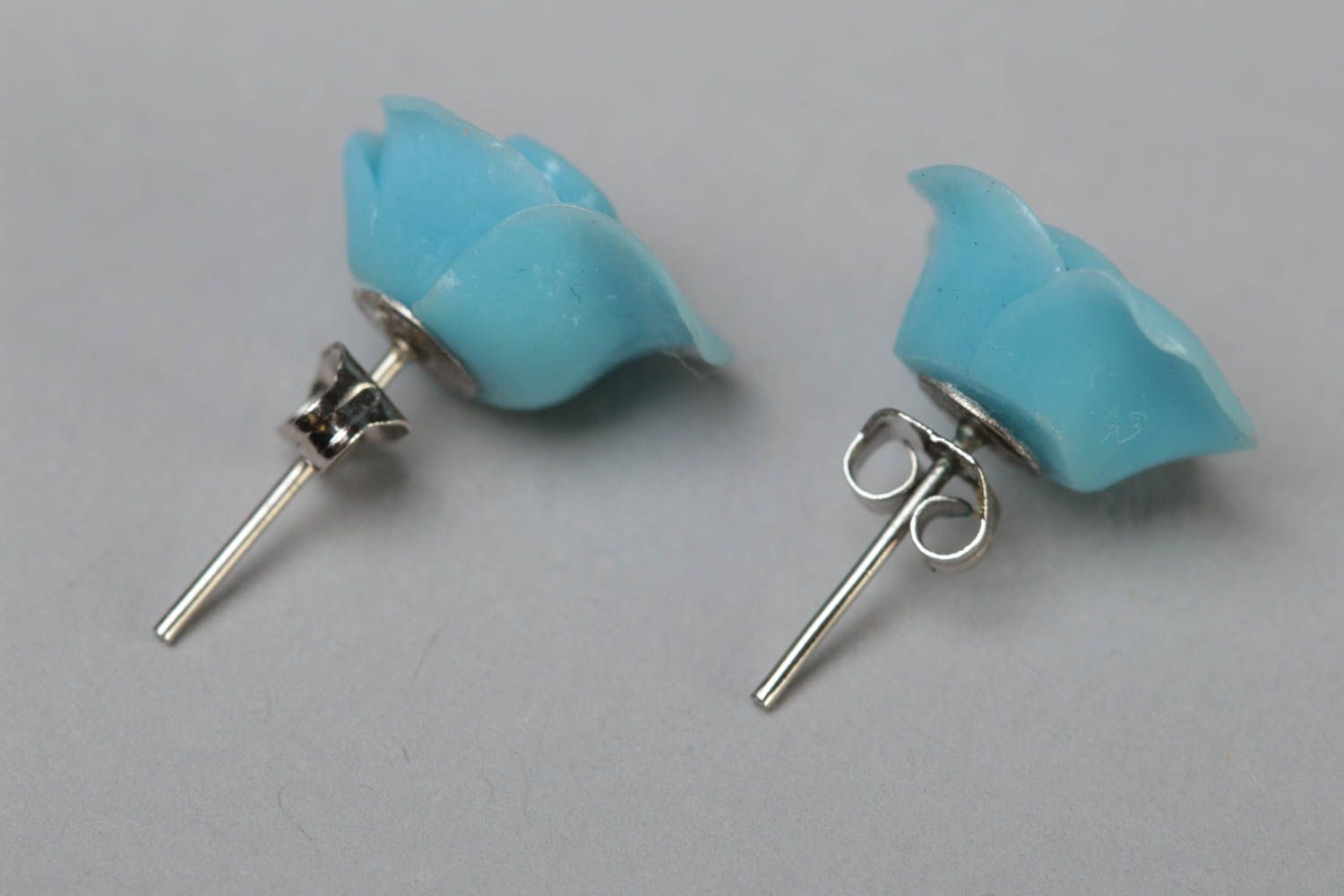 Kleine blaue Steck Ohrringe aus Polymerton künstlerische Handarbeit mit Rosen  foto 4