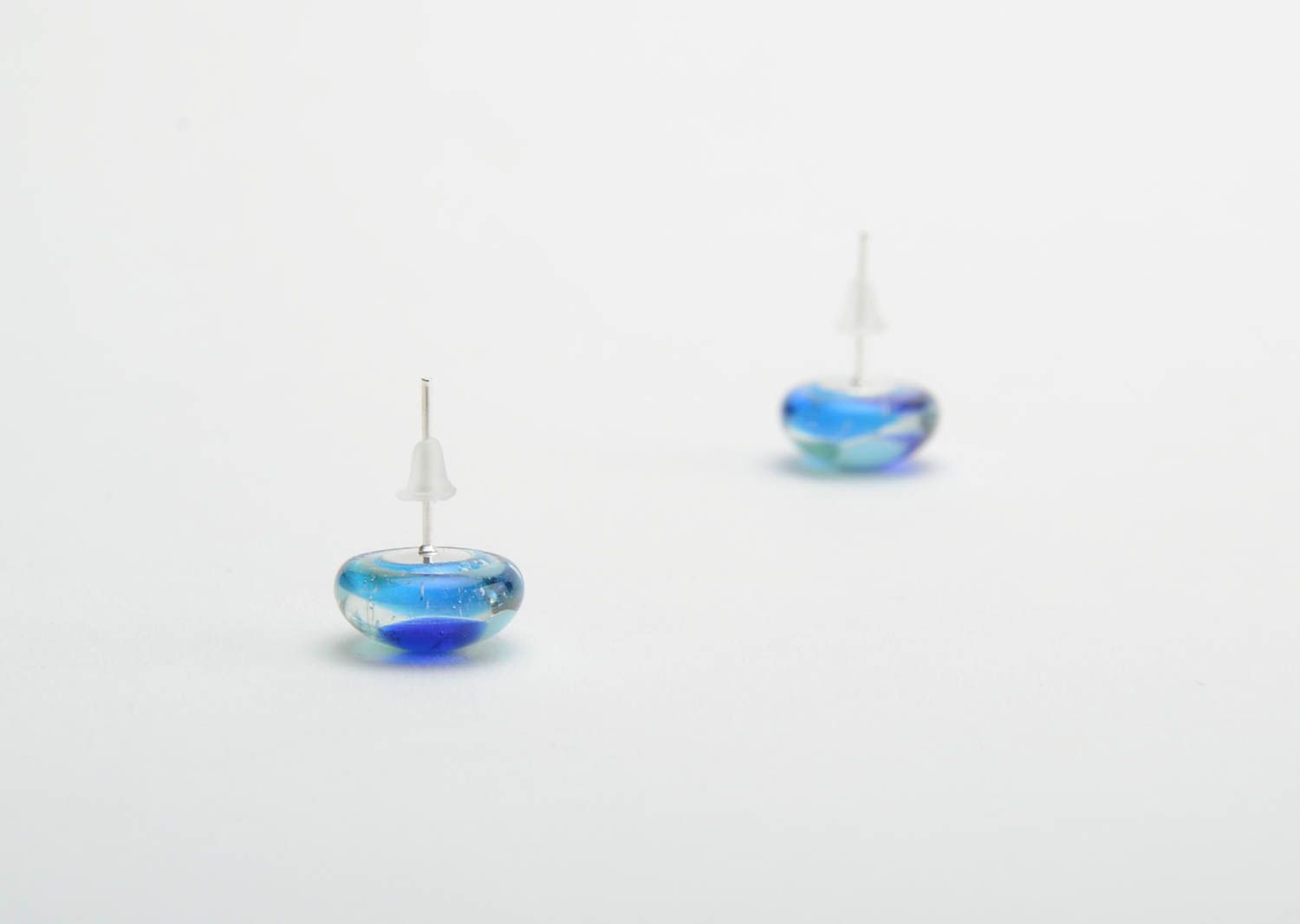 Маленькие стеклянные серьги пусеты в технике фьюзинг с голубым отливом хенд мейд фото 4