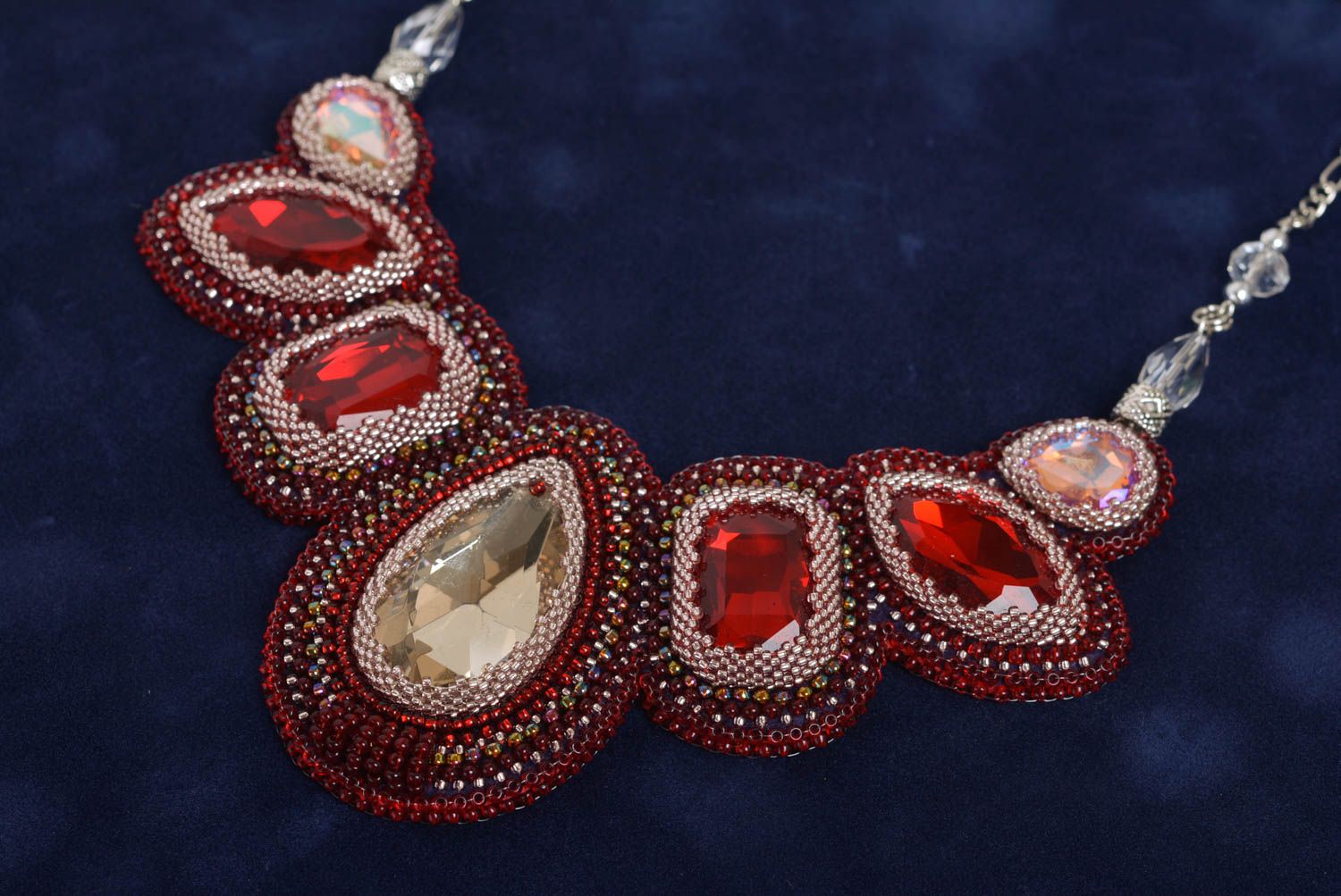 Rotes Collier aus Glasperlen an Kette 300 mm für Frauen künstlerische Handarbeit foto 3