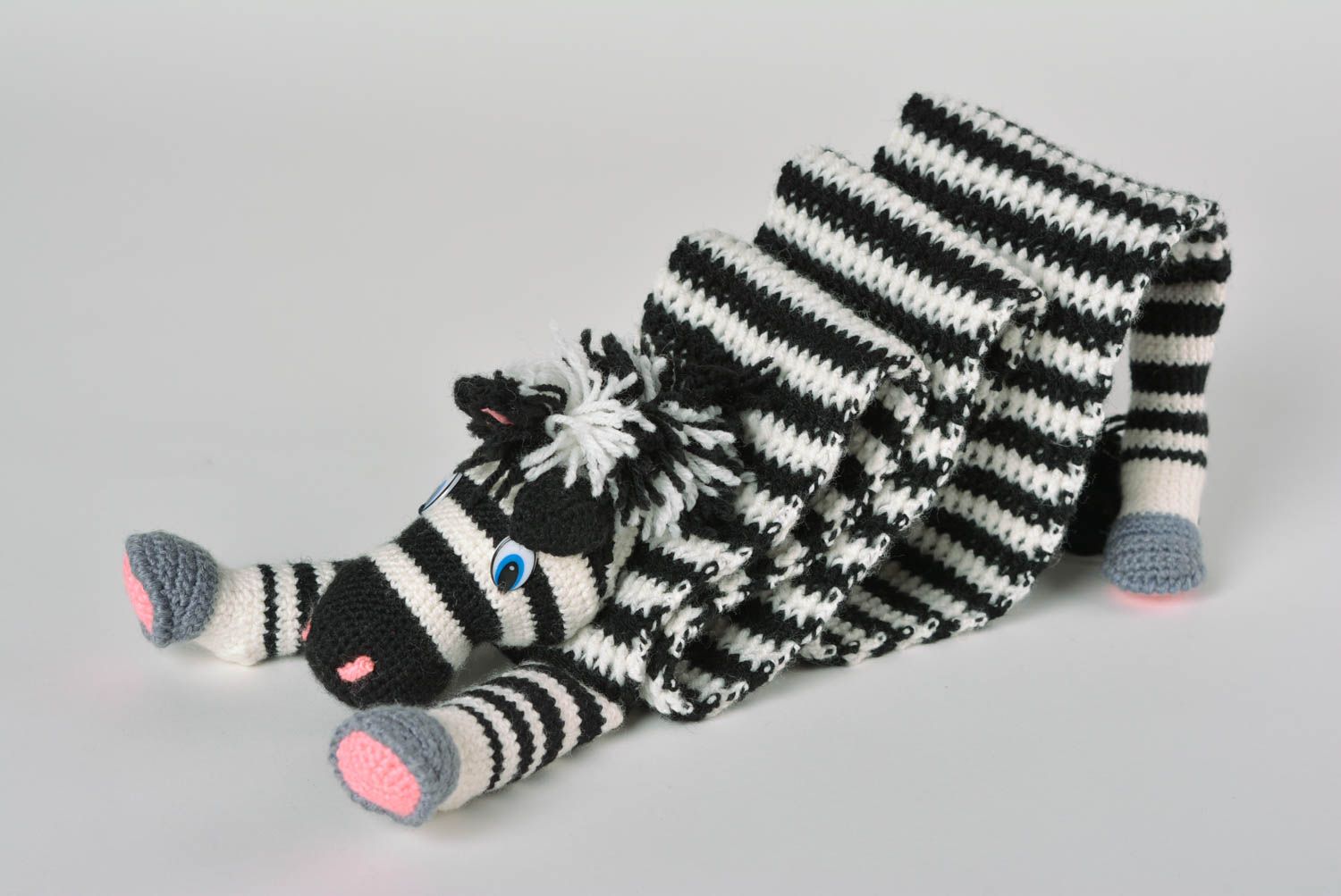 Écharpe tricotée crochet Vêtement enfant fait main rayée zèbre Cadeau original photo 1