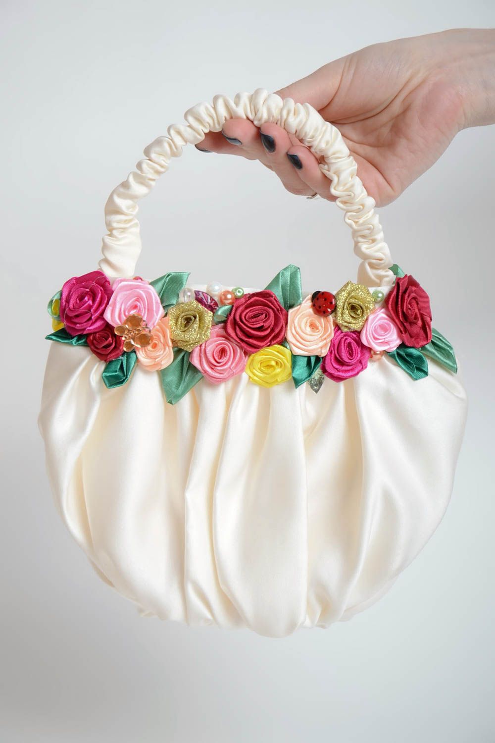 Petit sac à main avec fleurs en rubans de satin blanc fait main à courte anse photo 5