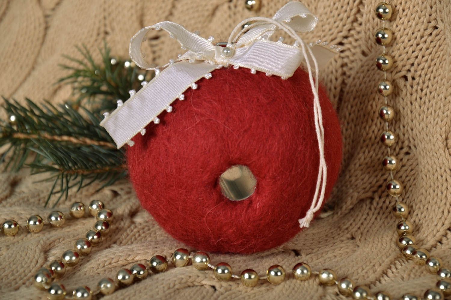 Brinquedo artesanal bola de árvore de Natal decorada com rendas foto 1