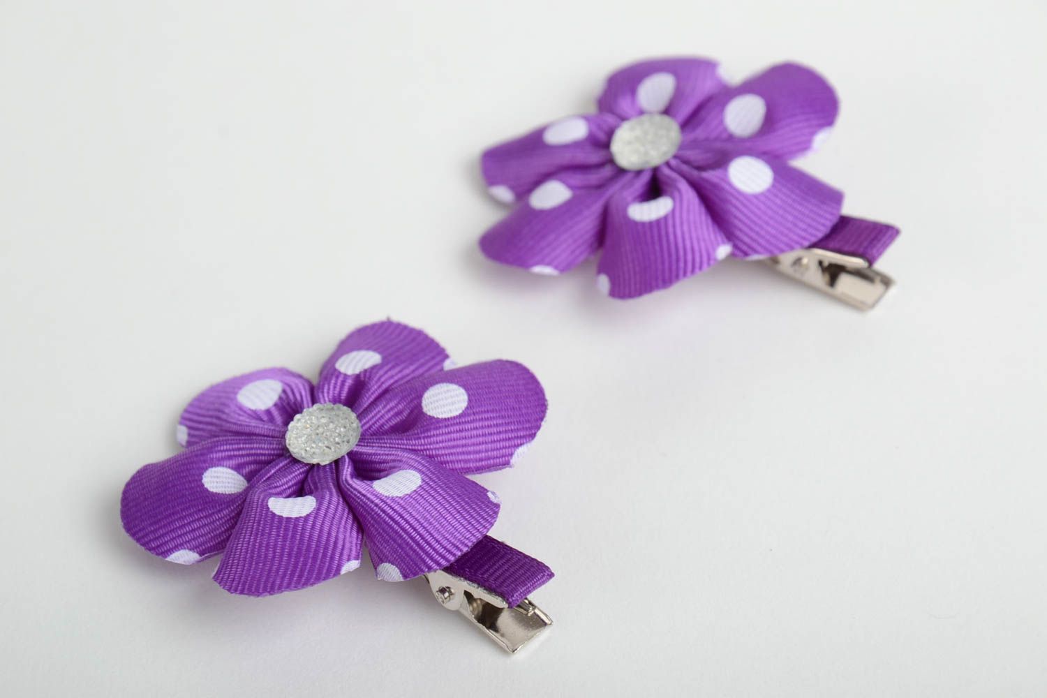 Barrettes à cheveux 2 pièces avec fleurs violettes en satin faites main photo 2