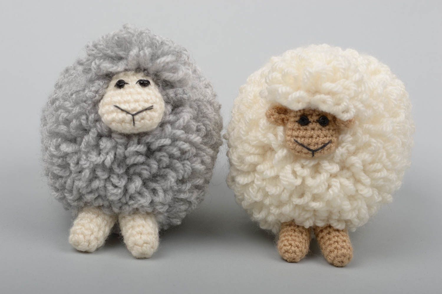 Peluches moutons faites main Jouets tricotés au crochet 2 pièces Cadeau femme photo 2
