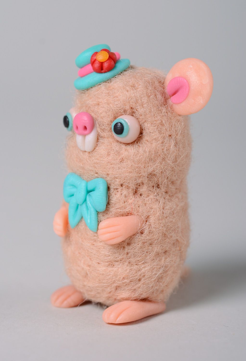 Muñeco de fieltro de lana original de bolsillo hecho a mano con forma de ratón foto 2