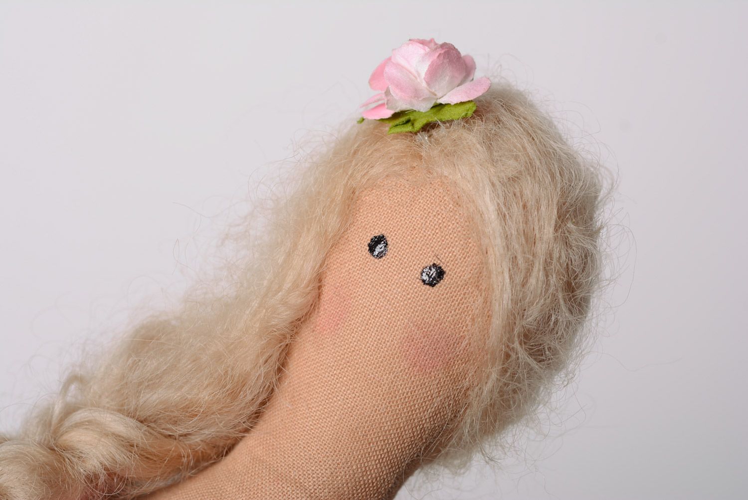 Hübsche und einzigartige künstlerische Puppe aus Textil im schönen Kleid handmade foto 2
