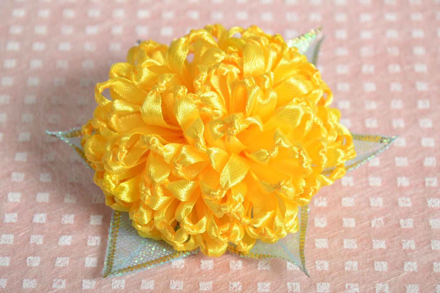 Яркая желтая атласная заколка в виде цветка на зажиме аксессуар ручной работы фото 1