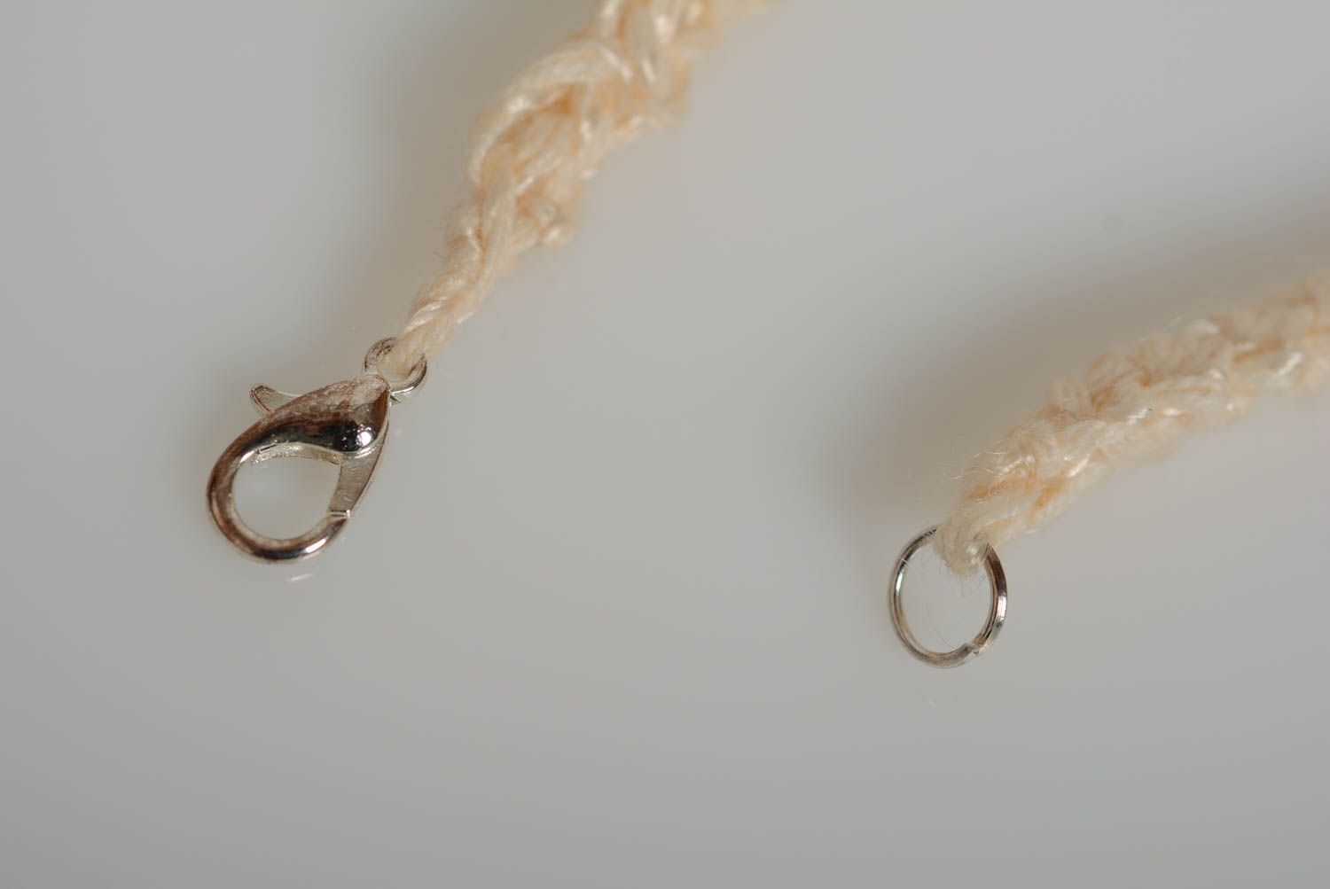 Joli collier tricoté en fils acryliques avec perles fausses beige fait main photo 4