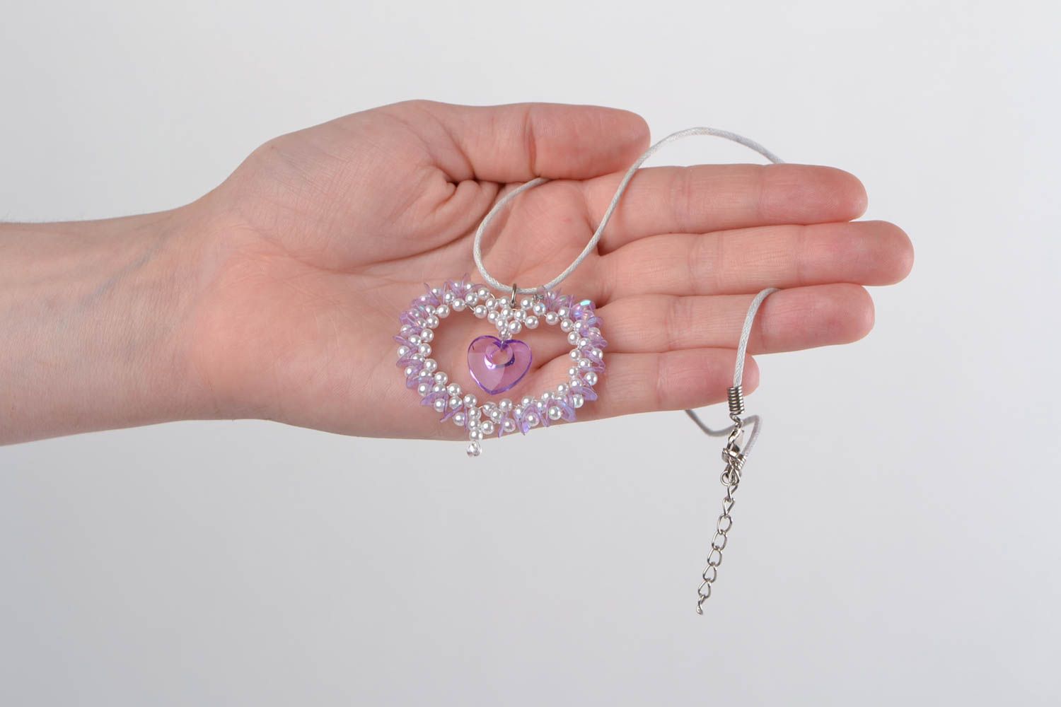 Pendentif fait main original en perles de rocailles violet avec cordon ciré photo 2