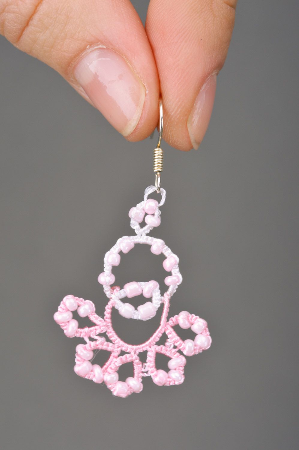 Gehäkelte rosa Spitzen Ohrringe aus Fäden mit Glasperlen in Occhi Technik Handarbeit  foto 2