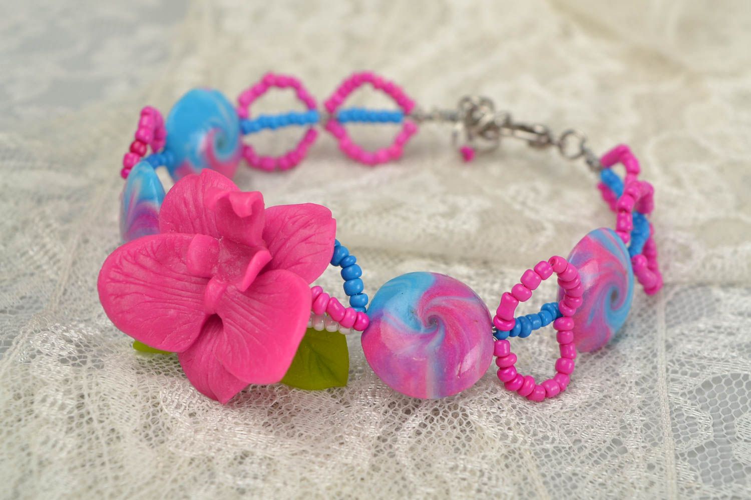 Яркий браслет из полимерной глины ручной работы оригинальный розовый с голубым фото 1