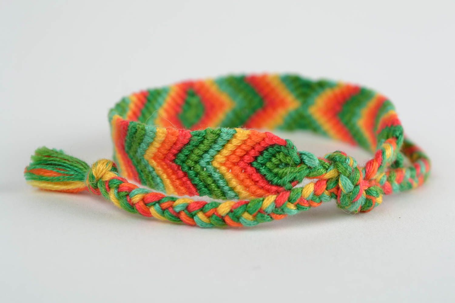 Текстильный браслет яркий плетеный из цветных ниток красивый ручной работы фото 4
