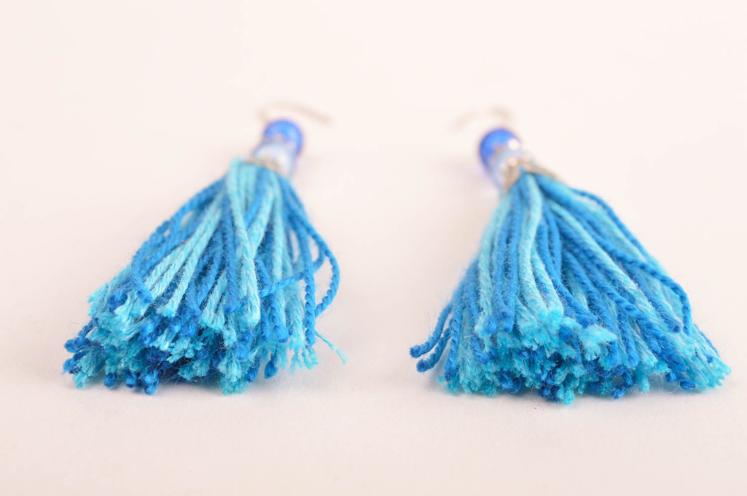 Серьги кисточки украшение ручной работы серьги из ниток голубые с подвесками фото 4