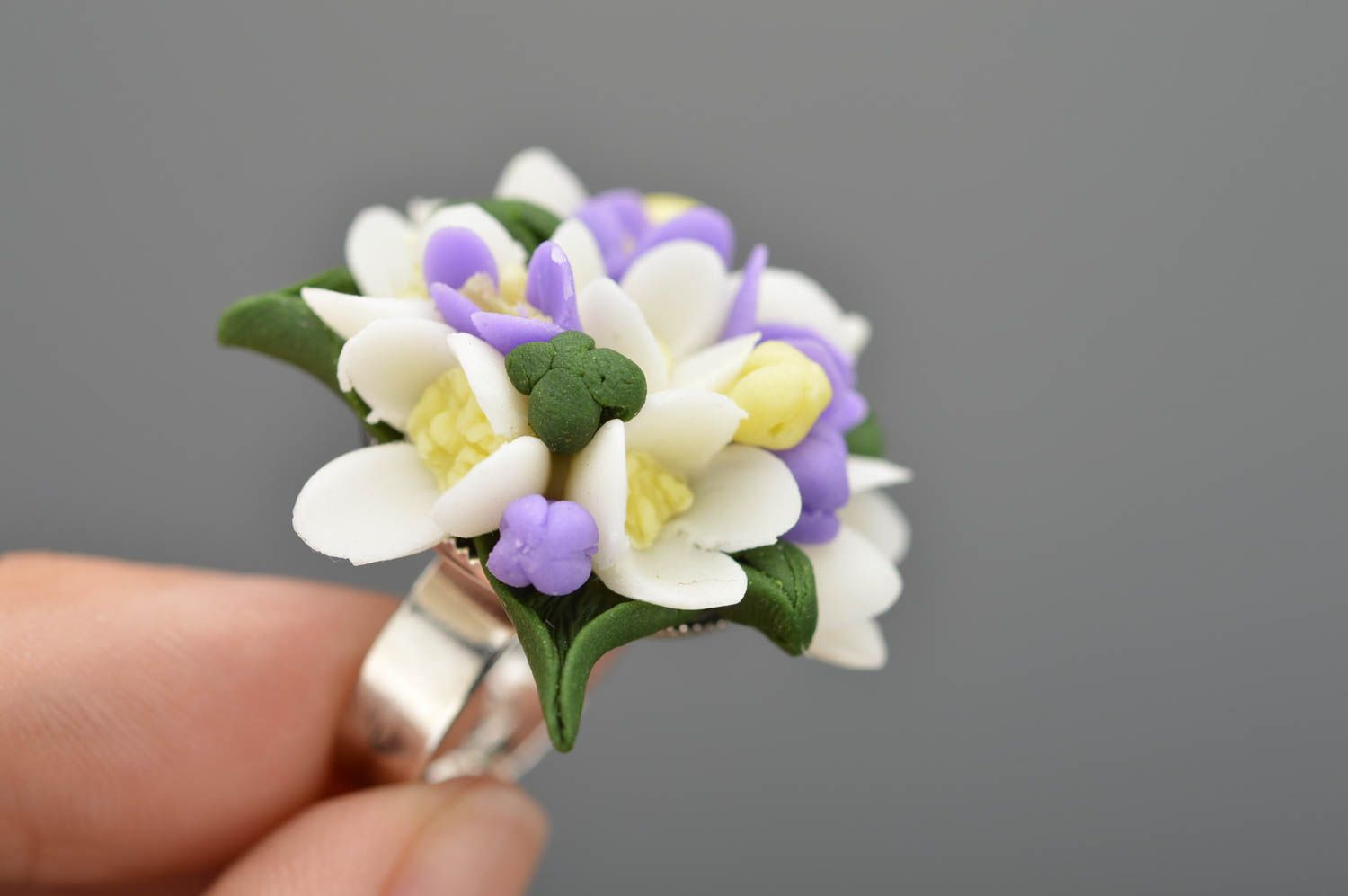 Кольцо из полимерной глины с цветами красивое ручной работы авторское нежное фото 3