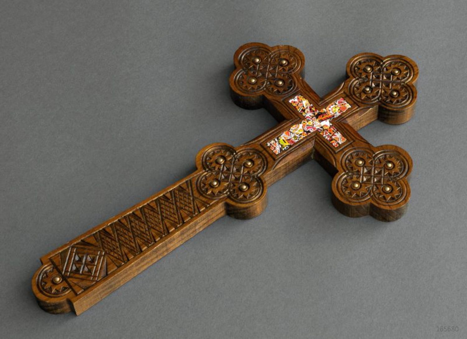 Großes inkrustiertes Kreuz aus Holz foto 1