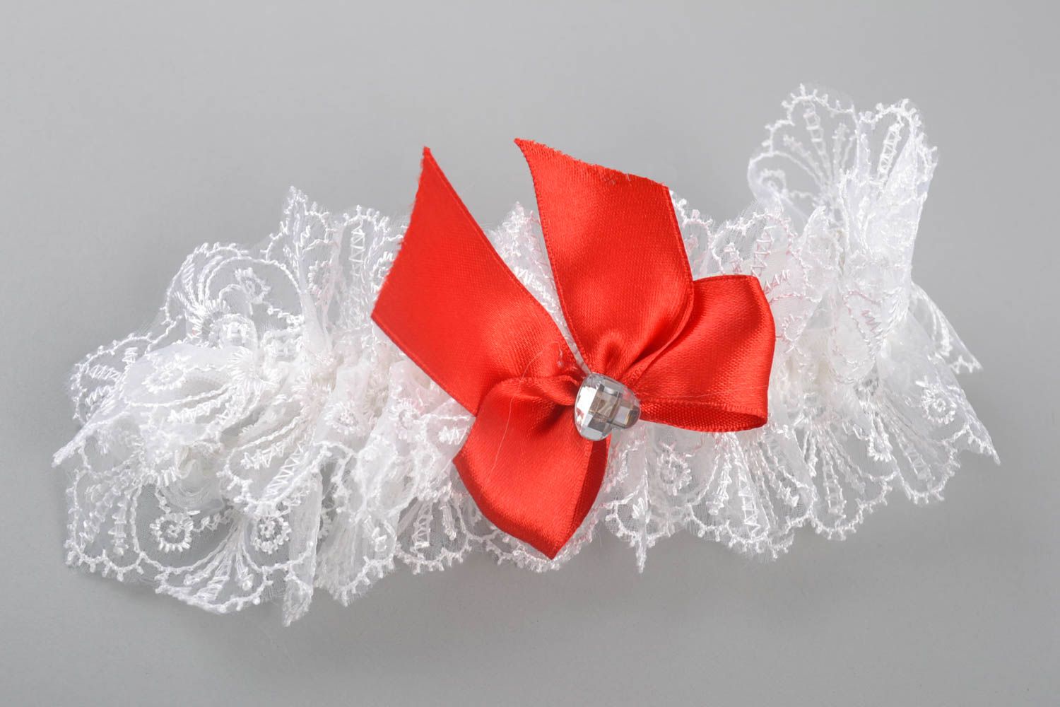 Handgemachtes Hochzeit Strumpfband mit Spitze und roter Schleife aus Atlasband foto 2